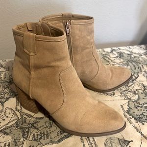 Carlos booties Size 8.5 M